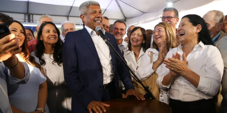 Itanhém e mais 416 municípios baianos recebem ônibus escolares do Governador Jerônimo
