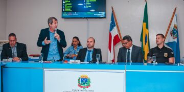 AFINADOS: Vereadores e prefeito iniciam mandato cantando a mesma música