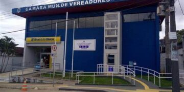 AFINADOS: Vereadores e prefeito iniciam mandato cantando a mesma música