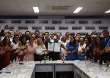 Jerônimo Rodrigues sanciona reajuste salarial para professores da rede estadual; relembre valores