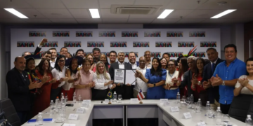 Jerônimo Rodrigues sanciona reajuste salarial para professores da rede estadual; relembre valores