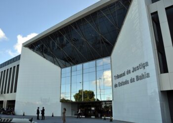 Enquanto Saúde fecha acordo, ação judicial da APLB atrasa pagamento de salários da Educação