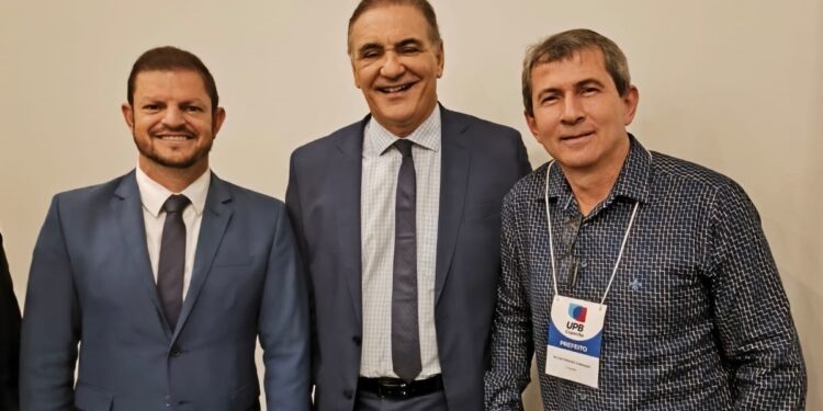 Em visita a Salvador, prefeito Bemtivi busca investimentos para Itanhém