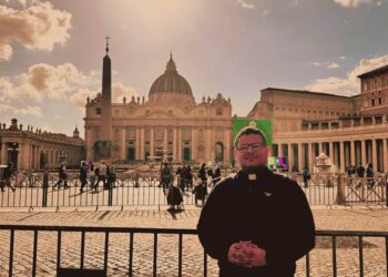 Padre de Itanhém testemunha evento marcante no Vaticano: presente no adeus ao Papa Francisco e na expectativa pelo novo pontífice