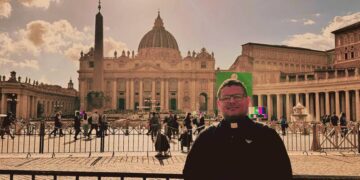 Padre de Itanhém testemunha evento marcante no Vaticano: presente no adeus ao Papa Francisco e na expectativa pelo novo pontífice