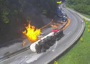 Veja momento em que carreta tomba e explode na BR-101, em Santa Catarina