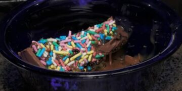 Mulher é presa por suspeita de matar criança de 7 anos com ovo de Páscoa envenenado