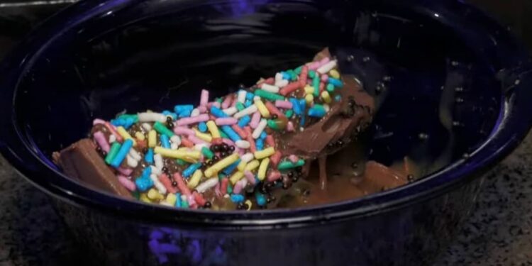 Mulher é presa por suspeita de matar criança de 7 anos com ovo de Páscoa envenenado