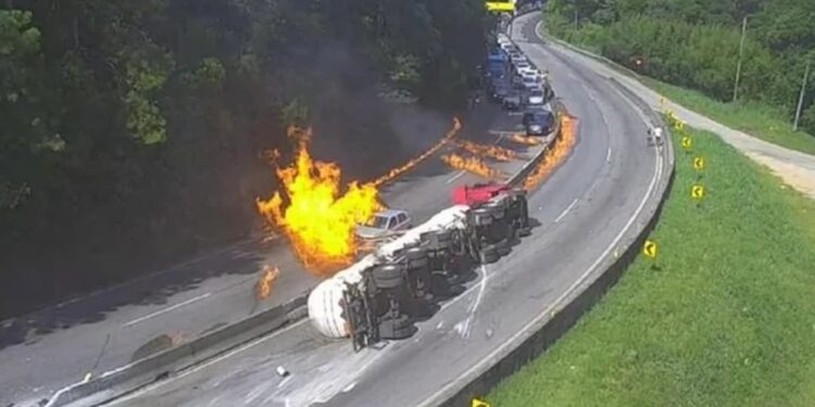 Veja momento em que carreta tomba e explode na BR-101, em Santa Catarina