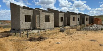 ESCÂNDALO! Sem terminar e sem dinheiro na conta: como ficaram as casas populares do ex-prefeito Mildson Medeiros