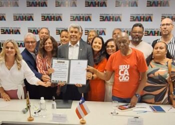 Valeu a luta! Professores aposentados pelo estado terão piso atualizado; valor inicial é de R$ 4.965,24