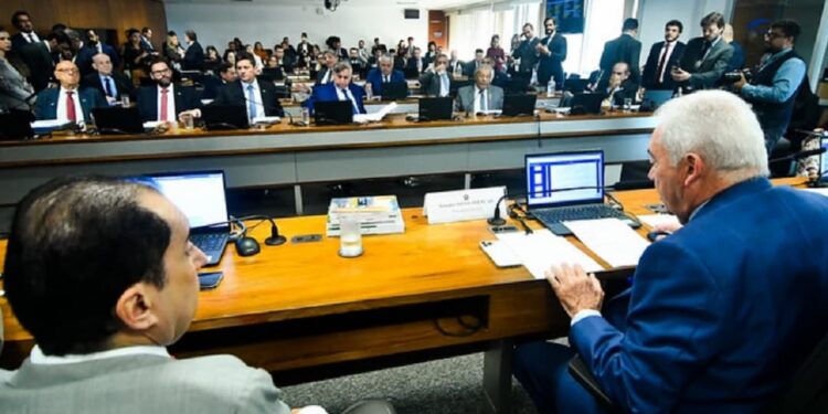 CCJ aprova fim da reeleição de todos os cargos, coincidência de eleições e redução do mandato de senador de 8 para 5 anos