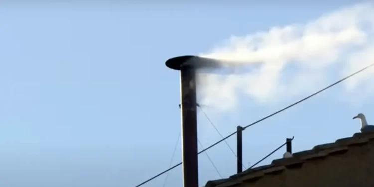 “Habemus Papam”: Fumaça branca é lançada e novo papa é eleito no Vaticano; nome será anunciado em instantes