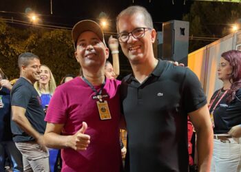 Toquinho Correia, o Rei da Ostentação, marca presença na Micareta de Teixeira de Freitas e movimenta camarote principal