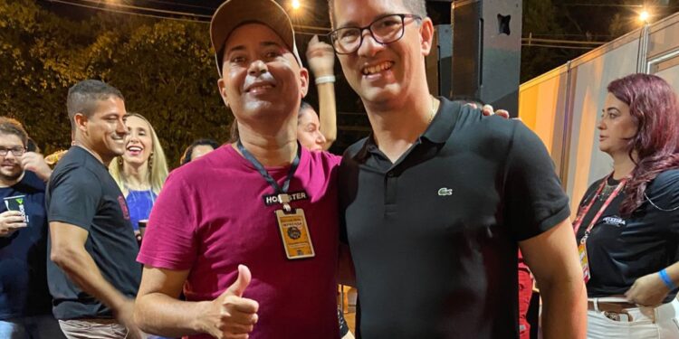 Toquinho Correia, o Rei da Ostentação, marca presença na Micareta de Teixeira de Freitas e movimenta camarote principal