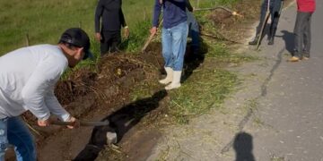 Ciclistas de Itanhém se mobilizam para limpar acostamento tomado pelo mato em direção a Batinga