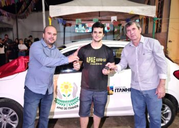 APAE de Itanhém recebe veículo zero durante Arraiá 2025