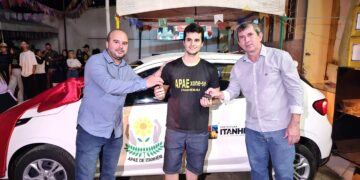 APAE de Itanhém recebe veículo zero durante Arraiá 2025