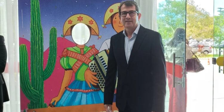 Prefeito Bemtivi representa Itanhém em Salvador e recebe Selo de Transparência nos Festejos Juninos 2025