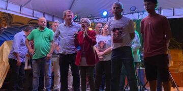 Inauguração do calçamento de ruas homenageia irmãos Gundim e emociona familiares; assista