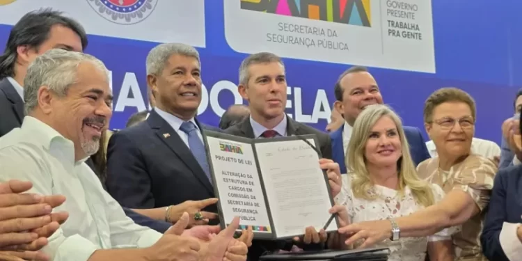 Governador entrega novas viaturas e assina projetos de lei que reestruturam a organização da Segurança Pública na Bahia