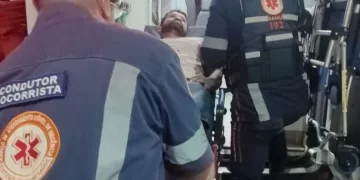 Homem é baleado na cabeça pelo primo após discussão em bar por causa de mulher, em Teixeira de Freitas