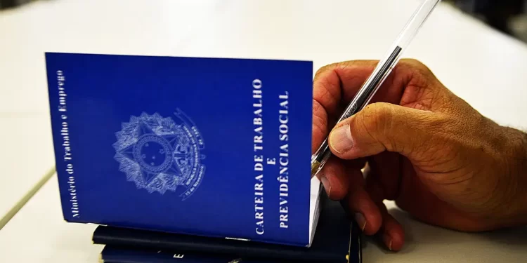 Desemprego recua para 5,6%, a menor taxa desde 2012, mostra IBGE