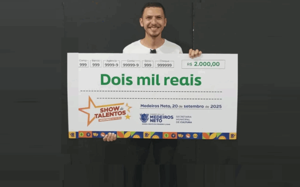 Coral estudantil de Medeiros Neto conquista 1º lugar em evento cultural com regência do itanheense Vini Ferreira