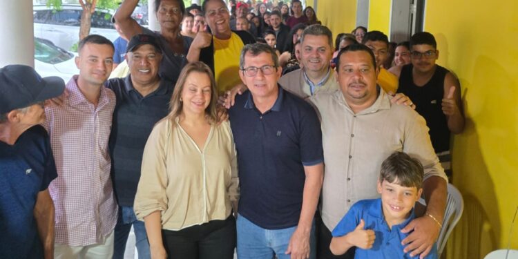 População lota casa do vereador Fábio de Ibirajá para ouvir anúncio do calçamento feito pelo prefeito Bemtivi