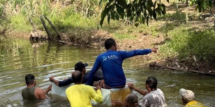 Prefeito Manrick Teixeira participa de mutirão de limpeza do Rio do Sul ao lado da comunidade
