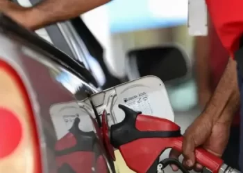 Petrobras anuncia nova redução no preço da gasolina; litro cai para R$ 2,71 nas distribuidoras