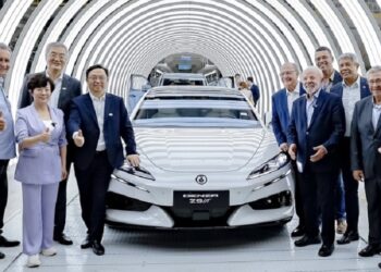 Jerônimo comemora inauguração da maior fábrica de carros elétricos da América Latina em Camaçari