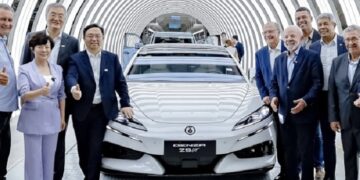 Jerônimo comemora inauguração da maior fábrica de carros elétricos da América Latina em Camaçari