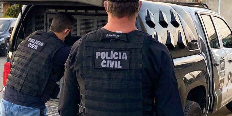 Mulher é presa após agredir ex-companheiro, o ex-sogro e incendiar carro em Mucuri