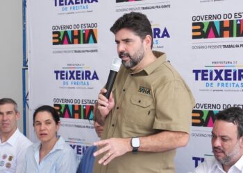 Adolpho Loyola representa governador na entrega de viaturas em Teixeira de Freitas