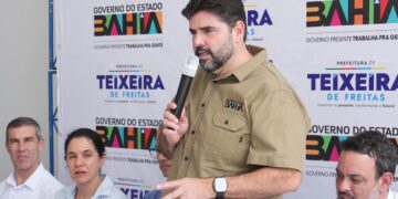 Adolpho Loyola representa governador na entrega de viaturas em Teixeira de Freitas