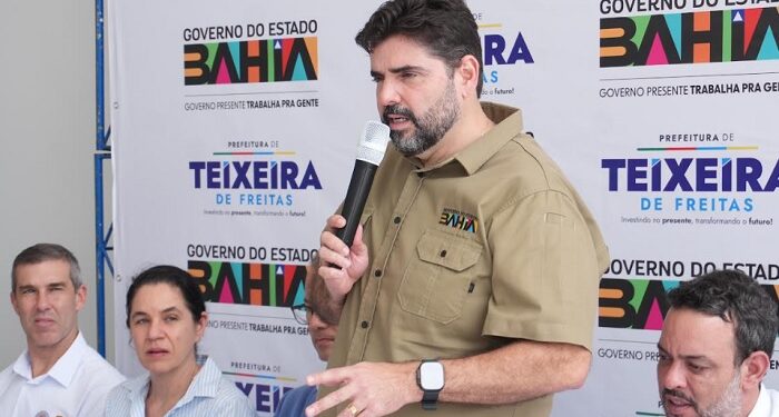 Adolpho Loyola representa governador na entrega de viaturas em Teixeira de Freitas