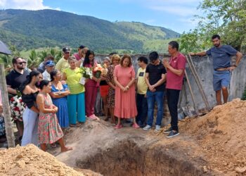 Sob forte emoção, mãe do ex-vereador Sasdelli Resende é sepultada