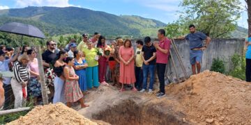 Sob forte emoção, mãe do ex-vereador Sasdelli Resende é sepultada