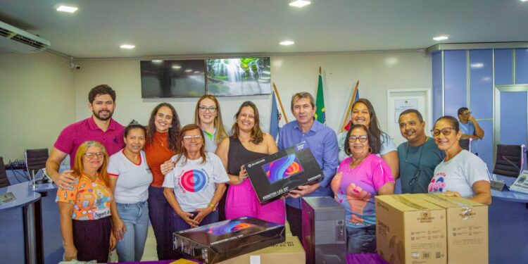 Prefeitura de Itanhém entregou novos tablets e computadores para fortalecer atendimento em saúde