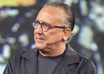 Galvão Bueno é internado com pneumonia em São Paulo