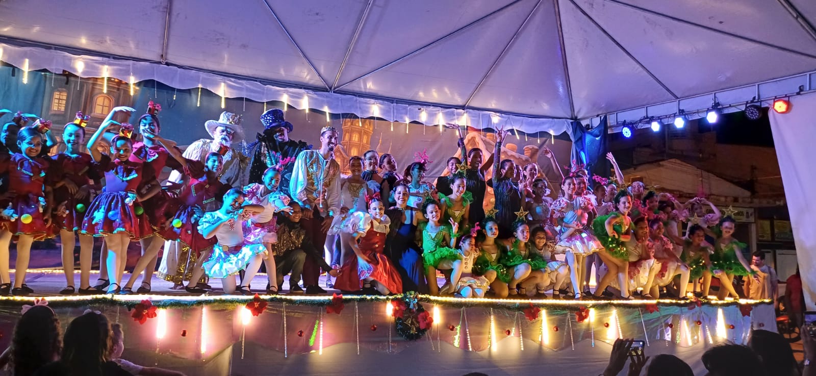 Espetáculo “Um Desejo de Natal” emociona público e lota a Praça da Liberdade em Itanhém