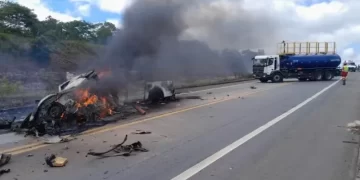 Colisão frontal na BR-101 em Mucuri deixa dez mortos