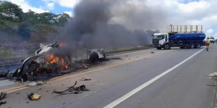 Colisão frontal na BR-101 em Mucuri deixa dez mortos