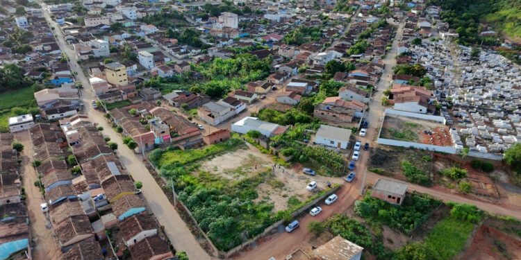 Bemtivi visita área onde será construída Areninha Society em Itanhém