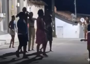 Filha agride a mãe em local público e pai intervém para defendê-la em Jucuruçu