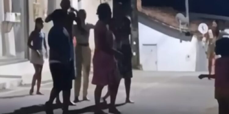 Filha agride a mãe em local público e pai intervém para defendê-la em Jucuruçu