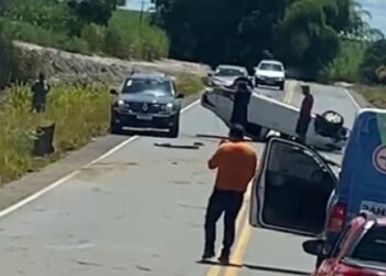 Motorista perde controle e veículo capota na BA-290, em Medeiros Neto