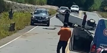 Motorista perde controle e veículo capota na BA-290, em Medeiros Neto