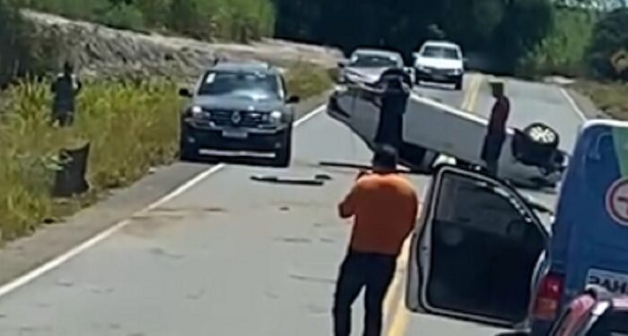 Motorista perde controle e veículo capota na BA-290, em Medeiros Neto
